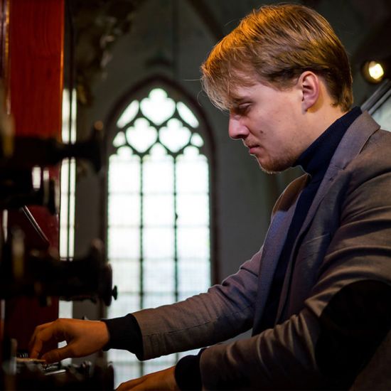 Organist Leendert Verduijn op het orgel van de sint Jan Gouda