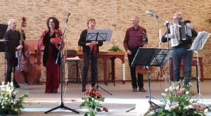 Klezbez speelt weer in de Open Hofkerk