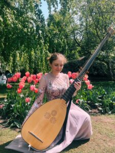 Ekaterina Uvarova (theorbe) op het Marktconcert