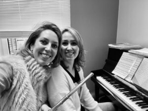 Muzikale zussen Marissa Koolhaas en Madeleine Boertje op het Marktconcert