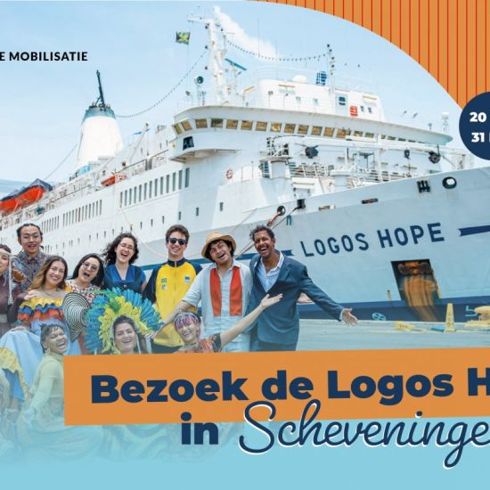 De Logos Hope meert aan in Scheveningen