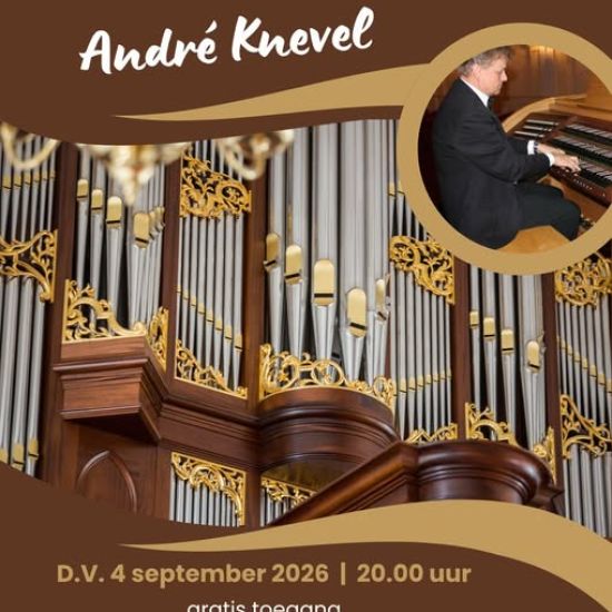 André Knevel plaats achter de klavieren