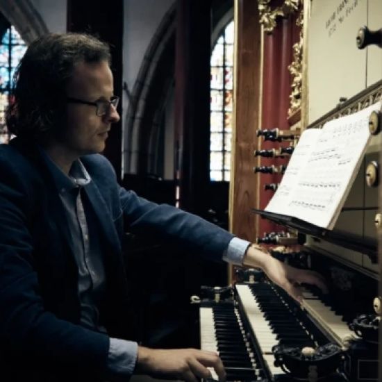 Gerben Budding op het orgel van de Sint-Jan
