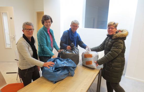 Twee busjes kleding voor de Rotterdamse kledingbank