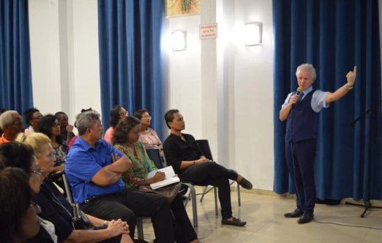 Leen Koster ontvangt Award in Suriname