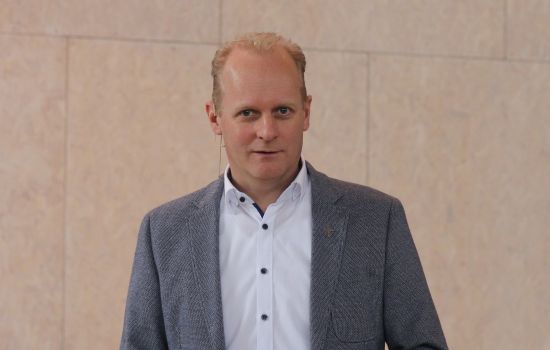 Ds. Lopers ‘alle macht aan koning Jezus’