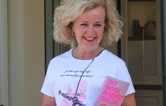 Evelien van der Werff vraagt fietsend aandacht voor Inloophuizen