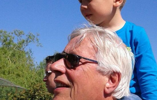 Oude mobieltjes en laptops voor weduwen van Srebrenica