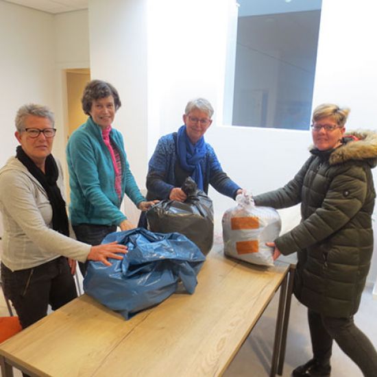 Twee busjes kleding voor de Rotterdamse kledingbank